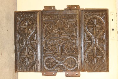 Trittico di pannelli intagliati sul fronte di una cassapanca rinascimentale, XVI secolo