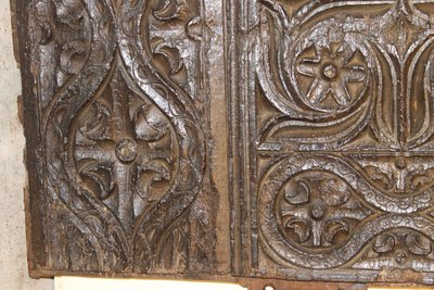 Trittico di pannelli intagliati sul fronte di una cassapanca rinascimentale, XVI secolo