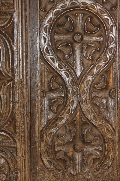 Trittico di pannelli intagliati sul fronte di una cassapanca rinascimentale, XVI secolo