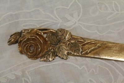 Papierbecher aus vergoldeter Bronze mit Rosendekor, signiert E. Famin, um 1900