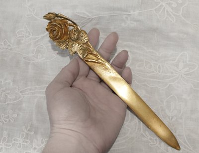 Papierbecher aus vergoldeter Bronze mit Rosendekor, signiert E. Famin, um 1900