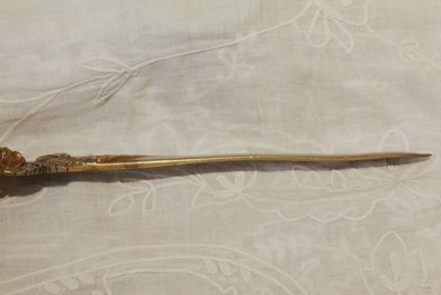 Papierbecher aus vergoldeter Bronze mit Rosendekor, signiert E. Famin, um 1900
