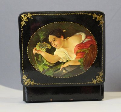 Russische Lackdose mit Frauendekor XX