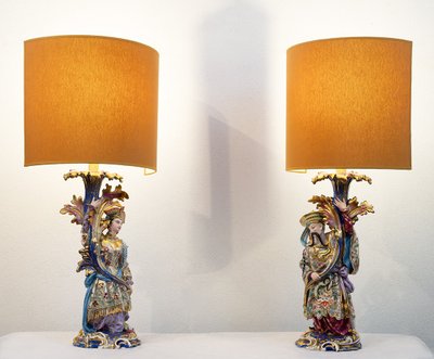 Paire de lampes anciennes en porcelaine dans le goût de Jacob Petit.19ème siècle.
