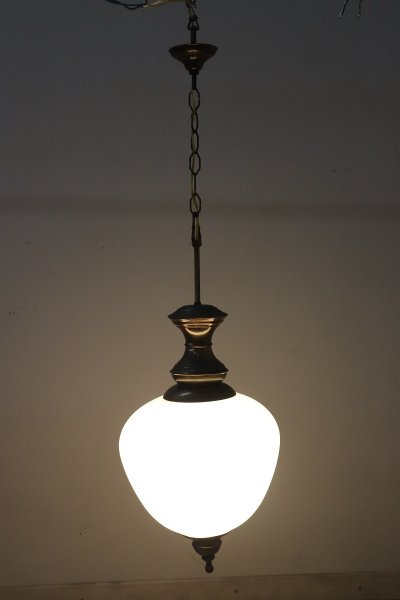 Lampada a sospensione in ottone e vetro, anni '60