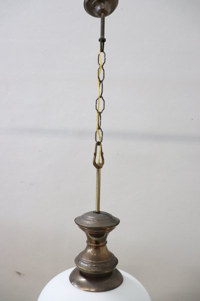 Lampada a sospensione in ottone e vetro, anni '60