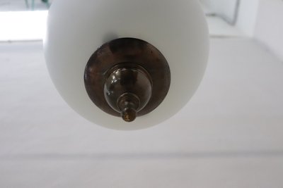 Lampada a sospensione in ottone e vetro, anni '60