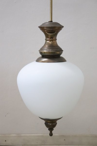 Lampada a sospensione in ottone e vetro, anni '60