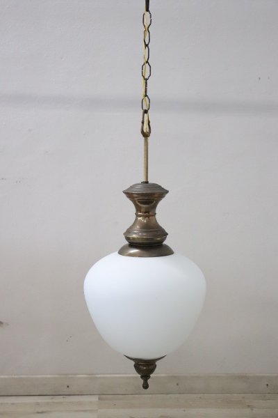 Lampada a sospensione in ottone e vetro, anni '60