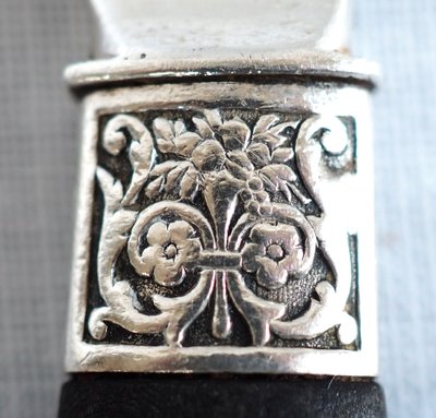 Set di 12 coltelli da frutta in argento massiccio, manici in ebano, marchio Minerve