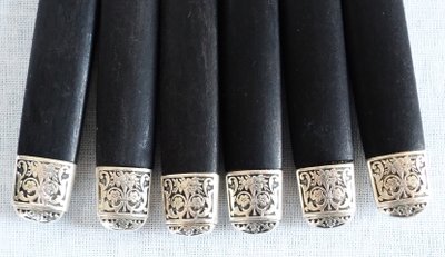 Set di 12 coltelli da frutta in argento massiccio, manici in ebano, marchio Minerve