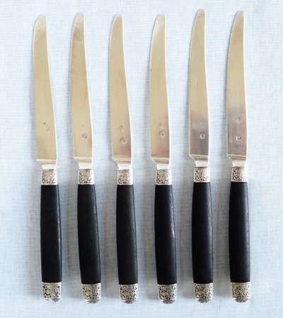Set di 12 coltelli da frutta in argento massiccio, manici in ebano, marchio Minerve