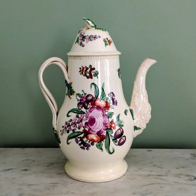 Leeds, um 1770 - große, fein gearbeitete Kaffeekanne - bemaltes Feinsteinzeug