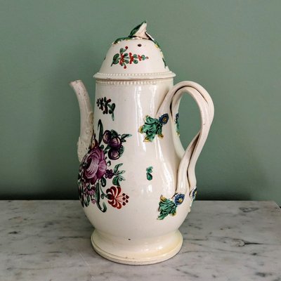Leeds, um 1770 - große, fein gearbeitete Kaffeekanne - bemaltes Feinsteinzeug