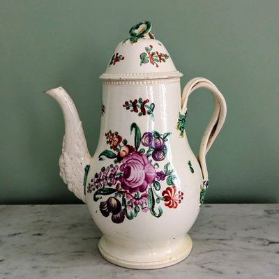 Leeds, um 1770 - große, fein gearbeitete Kaffeekanne - bemaltes Feinsteinzeug
