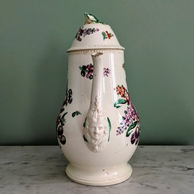 Leeds, um 1770 - große, fein gearbeitete Kaffeekanne - bemaltes Feinsteinzeug