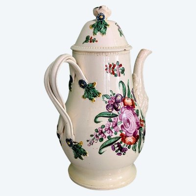 Leeds, um 1770 - große, fein gearbeitete Kaffeekanne - bemaltes Feinsteinzeug