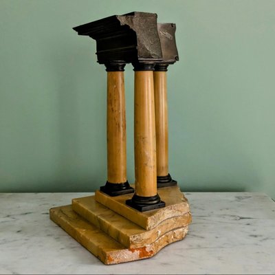 Grand Tour, vers 1830 - élément de surtout - fragment de temple dorique - marbre et bronze
