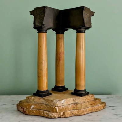 Grand Tour, vers 1830 - élément de surtout - fragment de temple dorique - marbre et bronze