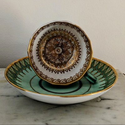 Paris, époque Restauration - tasse à chocolat en porcelaine - troubadour, à la cathédrale
