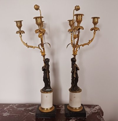 Frankreich, um 1800 - Paar Kandelaber mit drei Lichtern aus Marmor und vergoldeter Bronze