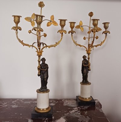 Frankreich, um 1800 - Paar Kandelaber mit drei Lichtern aus Marmor und vergoldeter Bronze