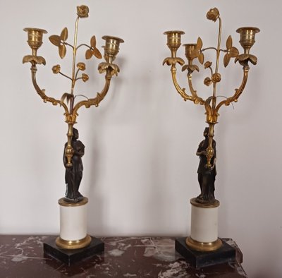 Frankreich, um 1800 - Paar Kandelaber mit drei Lichtern aus Marmor und vergoldeter Bronze