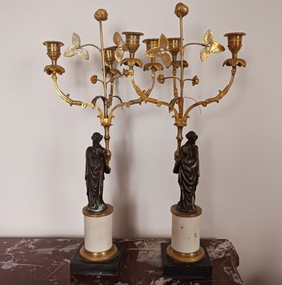 Frankreich, um 1800 - Paar Kandelaber mit drei Lichtern aus Marmor und vergoldeter Bronze