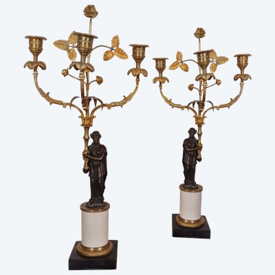 Frankreich, um 1800 - Paar Kandelaber mit drei Lichtern aus Marmor und vergoldeter Bronze