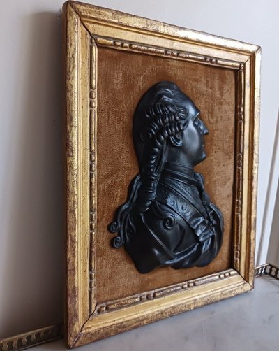 Duvivier, dans le goût - grand profil en bronze de Louis XVI jeune - cadre en bois doré