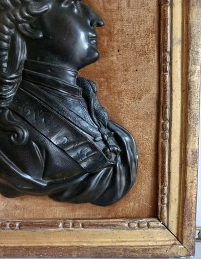 Duvivier, dans le goût - grand profil en bronze de Louis XVI jeune - cadre en bois doré
