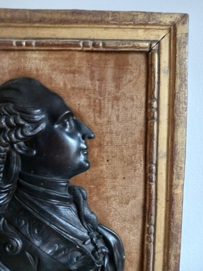 Duvivier, dans le goût - grand profil en bronze de Louis XVI jeune - cadre en bois doré