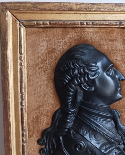 Duvivier, dans le goût - grand profil en bronze de Louis XVI jeune - cadre en bois doré