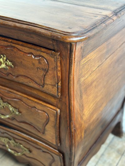 Commode de style Louis XV en noyer époque XVIII eme