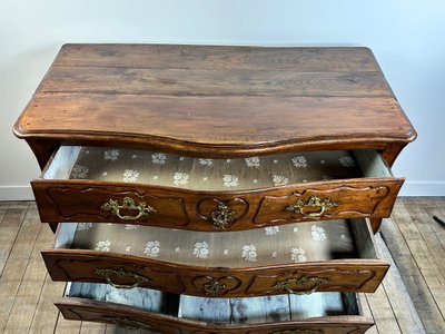 Commode de style Louis XV en noyer époque XVIII eme