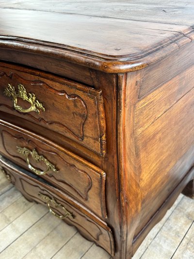 Commode de style Louis XV en noyer époque XVIII eme