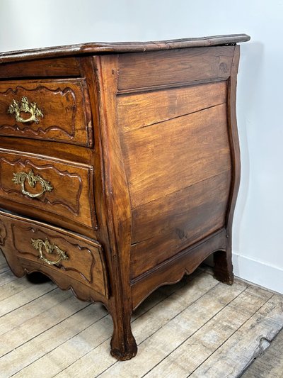 Commode de style Louis XV en noyer époque XVIII eme