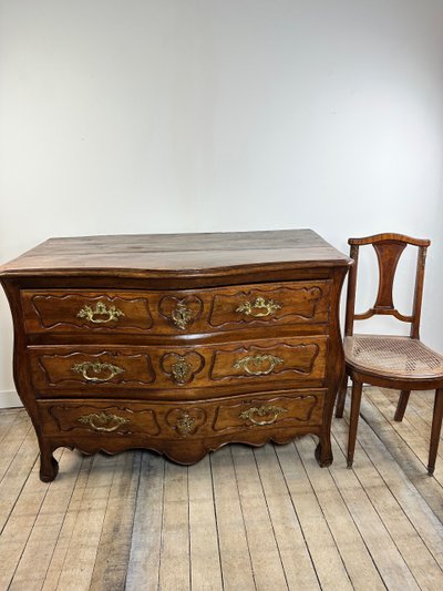 Commode de style Louis XV en noyer époque XVIII eme