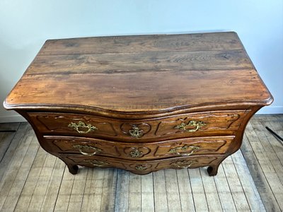 Commode de style Louis XV en noyer époque XVIII eme