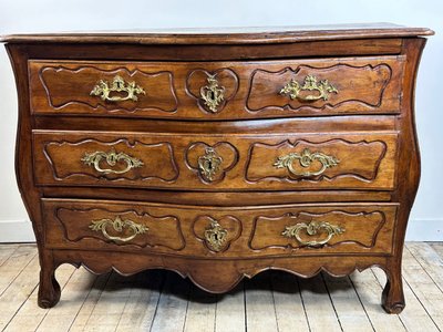 Commode de style Louis XV en noyer époque XVIII eme
