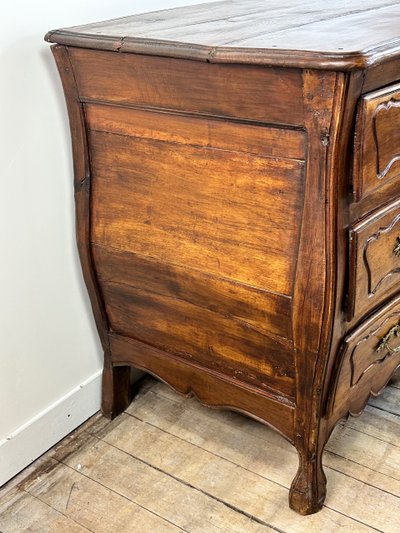 Commode de style Louis XV en noyer époque XVIII eme