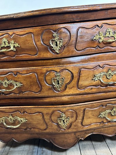 Commode de style Louis XV en noyer époque XVIII eme