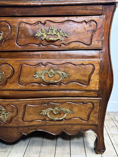 Commode de style Louis XV en noyer époque XVIII eme