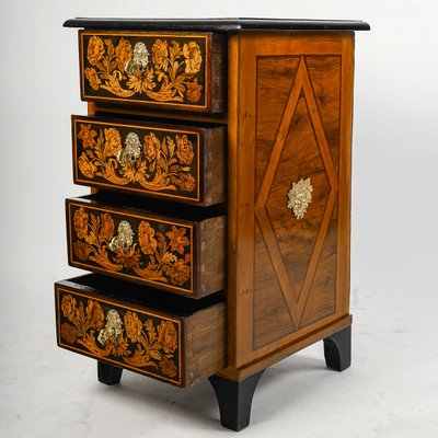 Chiffonnier en marqueterie à décor de fleurs et d’oiseaux époque Louis XIV vers 1700