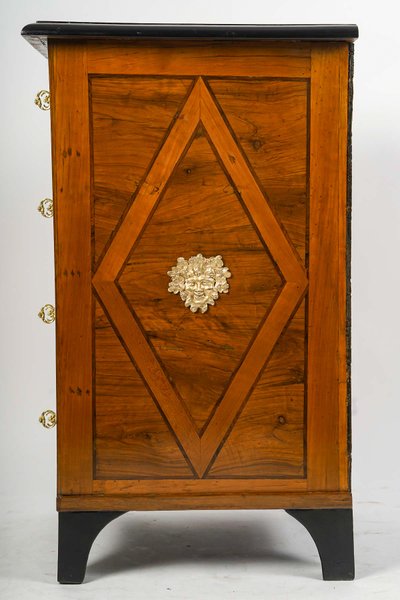 Chiffonnier en marqueterie à décor de fleurs et d’oiseaux époque Louis XIV vers 1700