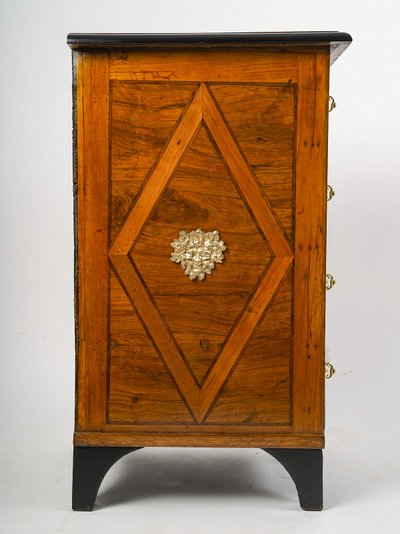 Chiffonnier en marqueterie à décor de fleurs et d’oiseaux époque Louis XIV vers 1700