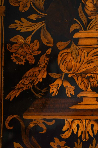 Chiffonnier en marqueterie à décor de fleurs et d’oiseaux époque Louis XIV vers 1700