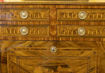 Jean Demoulin (1715-1798) Scrivania in noce con mulino intarsiato e decorazione a castello 1790 circa