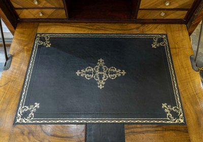 Jean Demoulin (1715-1798) Scrivania in noce con mulino intarsiato e decorazione a castello 1790 circa