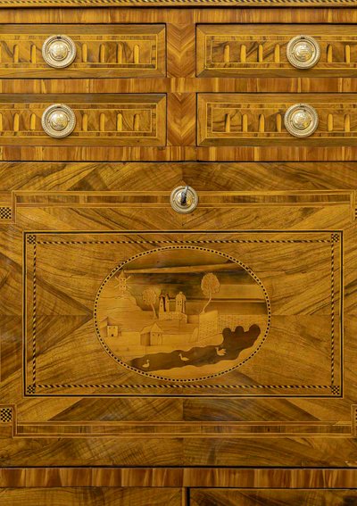 Jean Demoulin (1715-1798) Scrivania in noce con mulino intarsiato e decorazione a castello 1790 circa